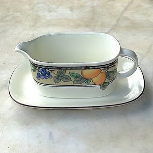 MIKASA INTAGLIO GARDEN HARVEST GRAVY BOAT AND UNDER PLATE (2PC)